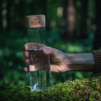 Bulb Flow Trinkflasche aus Glas - Schweizer Trinkfalsche mit Holzdeckel